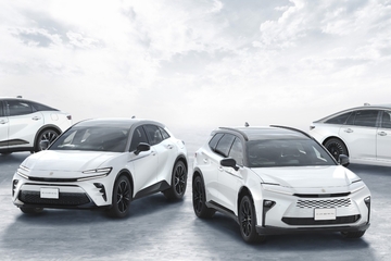 （左から1台目）：特別仕様車 CROSSOVER RS“THE 70th”（ベース車両はCROSSOVER RS）