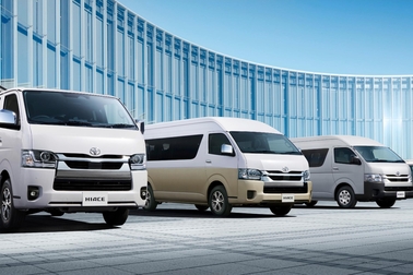 （左）：VAN・2WD・2800ディーゼル・標準ボディ・スーパーGL